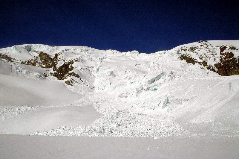 Chute de séracs à la Sache : Le monstre s'est à nouveau endormi... (arrêté à moins de 50m de notre trace qui passait 1/2h dans le plat avant la chute )