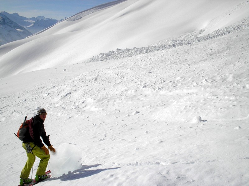 #6 Chute de séracs à la Sache : Une lame de glace a roulé nimp Chute de séracs à la Sache : Une lame de glace a roulé nimp', a 100m de la zone principale d'accumulation...Une trajectoire complètement imprévisible.