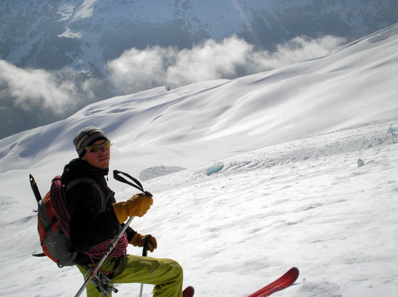 Chute de séracs à la Sache : Même si le bras d'avalanche qui s'est arrêté sur Béa n'était pas épais ni très puissant, voici un morceau de glace à moins de 10m de l'endroit où se trouvait Béa. En contrebas, on entre-aperçoit le vrai dépôt de l'avalanc