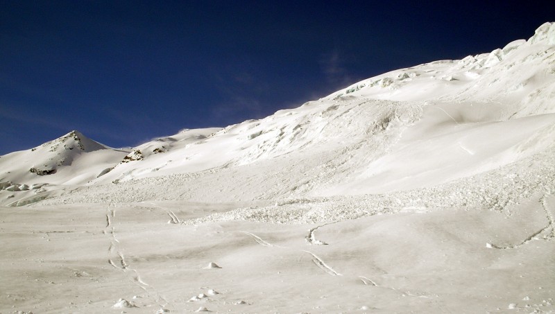 Chute de séracs à la Sache : Nos traces fuites (on dirait qu'ils ont couru?!) entamée dès que l'avalanche a passé le dôme au dessus de nous.