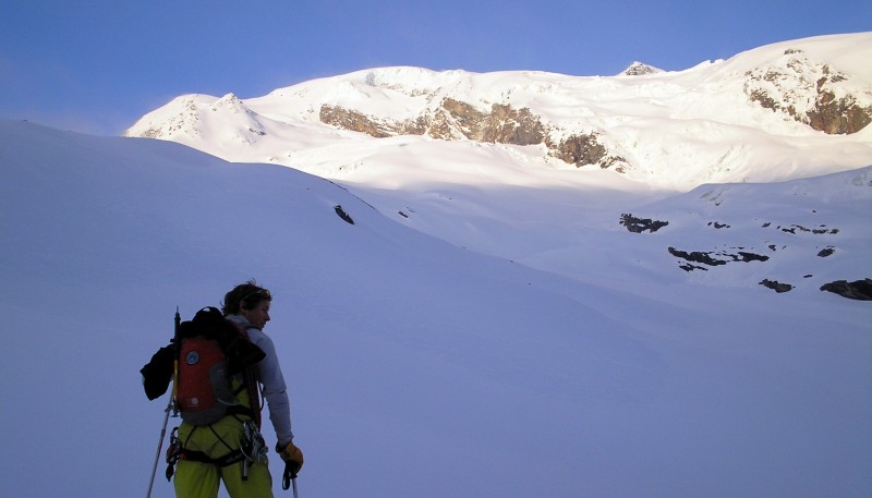 Chute de séracs à la Sache : L'itinéraire de montée passe dans le glacier de droite à gauche.