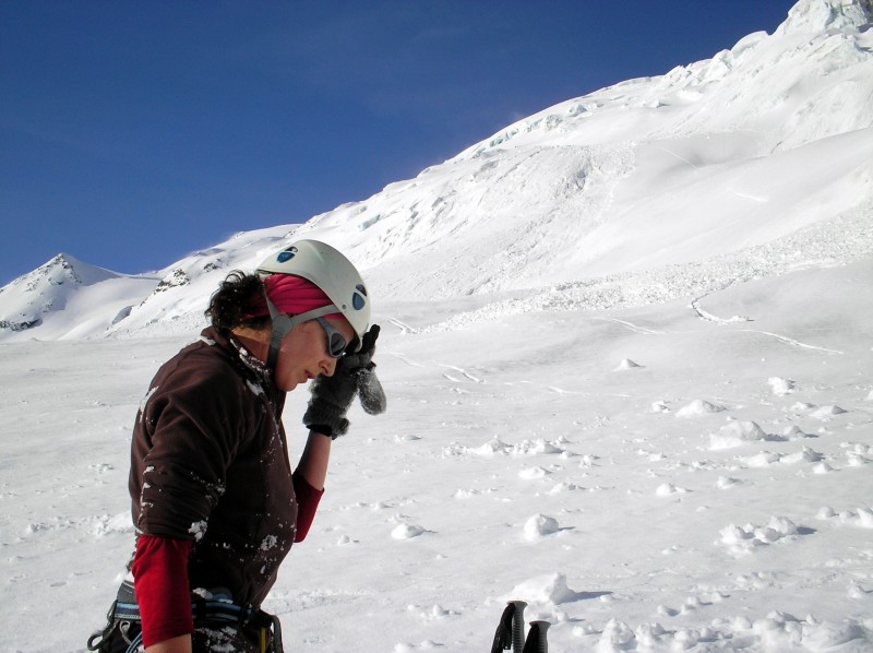 Chute de séracs à la Sache : Alleeeeez.... c'est fait! Engagez-vous kidisé.... Trêves de plaisanteries, Béa à eu très chaud, touchée par un bras annexe de l'avalanche qui s'est arrêté sur elle, elle ne pouvais pas fuir là où elle se trouvait.