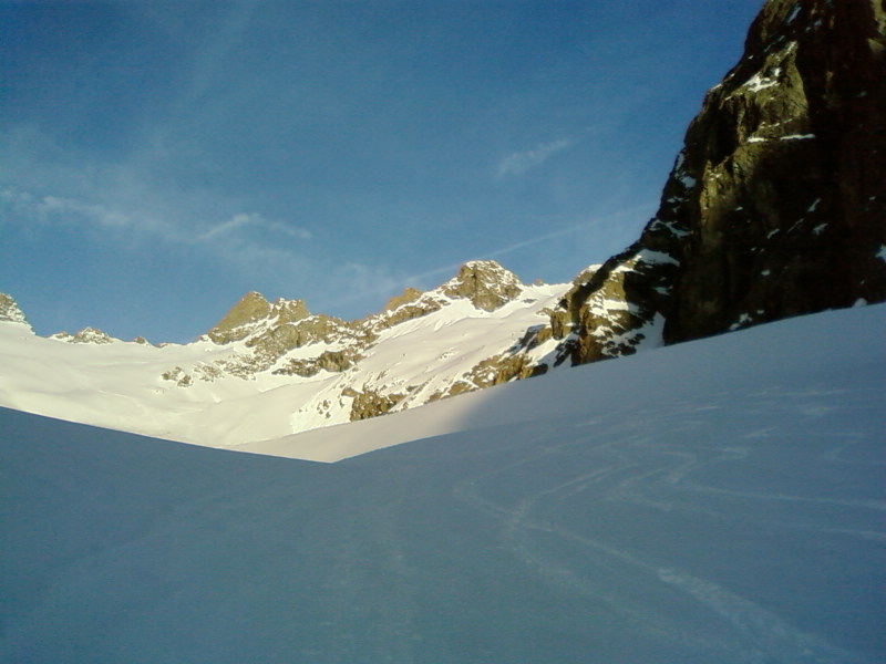 #1 vallon des cavales : lever de soleil sur le vallon des cavales, l vallon des cavales : lever de soleil sur le vallon des cavales, l'objectif du jour au fond à droite