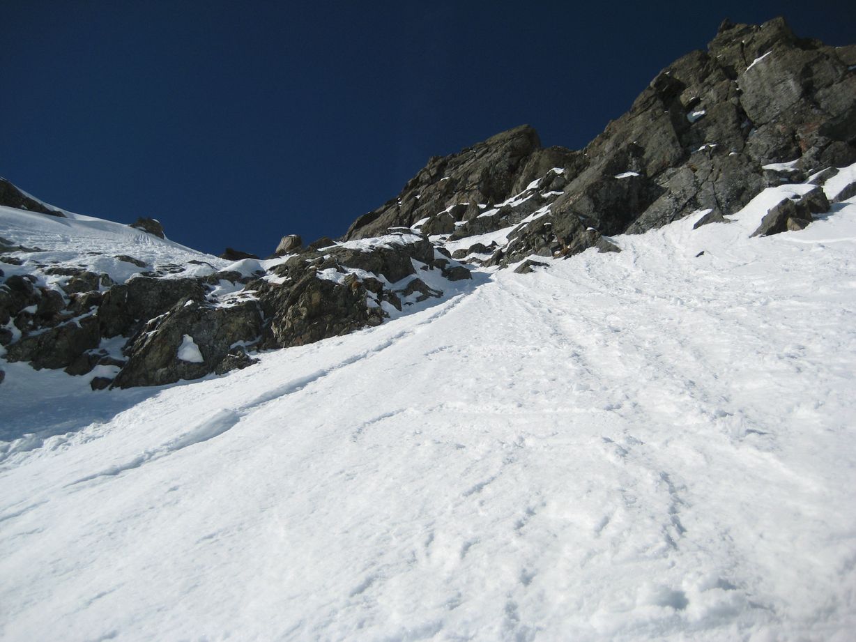 #1 Saut : Saut en haut de la petite barre qui se trouve dans la ligne de pente. La désescalade du petit goulet ne devait pas être des plus agréables ! Saut : Saut en haut de la petite barre qui se trouve dans la ligne de pente. La désescalade du petit goulet ne devait pas être des plus agréables !