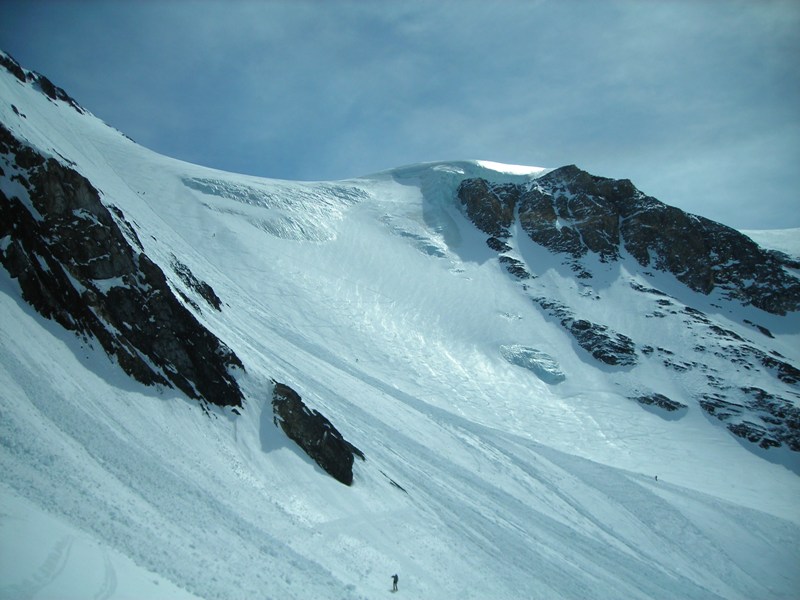 Pente principale du glacier : Vue de le droite à la descente, neige plus facile à skier mais coulée avec des blocs durs à traverser...