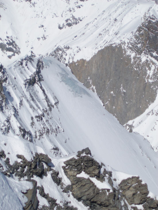 Petite face nord : Deux gars remontent la petite face nord. La partie haute est en glace...