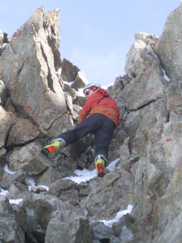 #9 montée au Pic : Manu dans les piles d montée au Pic : Manu dans les piles d'assiettes ( attention fragile)