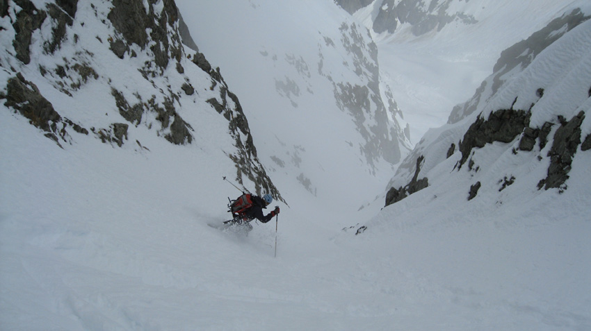 #5 Etroiture : Obligés de skier la contrepente gauche sous peine de goulotte Etroiture : Obligés de skier la contrepente gauche sous peine de goulotte