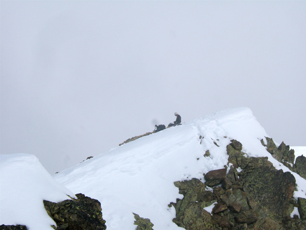#5 Barbis : Gérard, dans la brume, se ravitaille avant la descente. Barbis : Gérard, dans la brume, se ravitaille avant la descente.