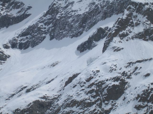 #10 col de Roche Faurio : les 2 skieurs dans le bas de la "bonne " partie du couloir N col de Roche Faurio : les 2 skieurs dans le bas de la "bonne " partie du couloir N