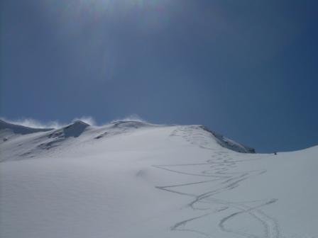 traces sous le sommet : neige trés agréable sur les 300 premiers m de la descente