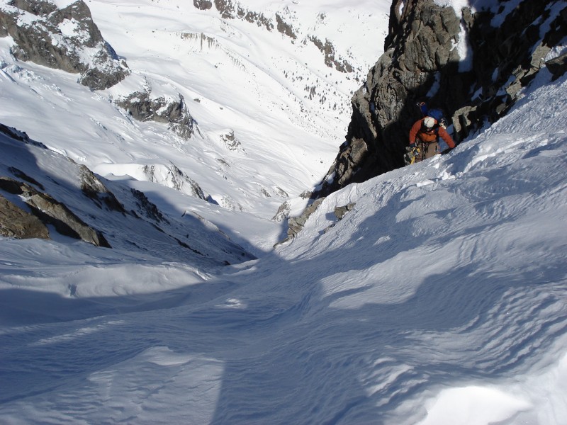#34 Tour de la Meije 2008 : le couloir serré du savon un 45° bien tassé ! Tour de la Meije 2008 : le couloir serré du savon un 45° bien tassé !