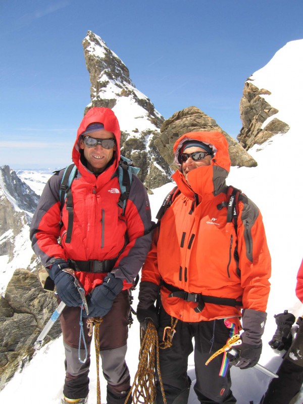 #22 Tour de la Meije 2008 : Pierre et Edmond au sommet de la Meije Orientale, avec en arrière plan le doigt de Dieu. Tour de la Meije 2008 : Pierre et Edmond au sommet de la Meije Orientale, avec en arrière plan le doigt de Dieu.