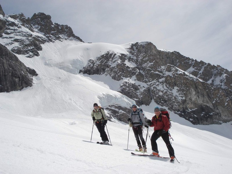 #32 Tour de la Meije 2008 : En montant au promontoire vue sur le col du pavé à droite. Tour de la Meije 2008 : En montant au promontoire vue sur le col du pavé à droite.