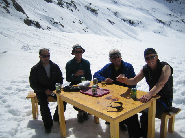#44 Tour de la Meije 2008 : On se désaltère sur la terrasse du refuge du Chatelleret. Tour de la Meije 2008 : On se désaltère sur la terrasse du refuge du Chatelleret.