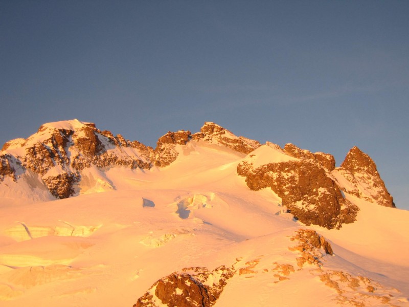 #24 Tour de la Meije 2008 : Lever de soleil sur la Meije Orientale à gauche et le doigt de Dieu à droite. Tour de la Meije 2008 : Lever de soleil sur la Meije Orientale à gauche et le doigt de Dieu à droite.