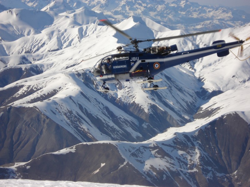 #40 Tour de la Meije 2008 : l Tour de la Meije 2008 : l'hélico est venu déposer 2 alpinistes qui avaient fait la traversée de la Meije. Ils ont joués la prudence en appelant le PGHM car il y avait de gros risques de plaques.