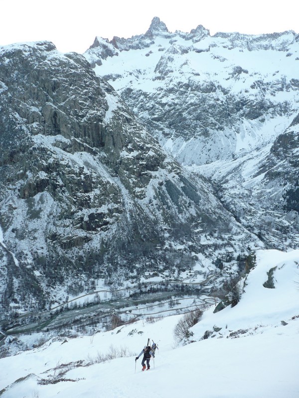 #1 Grande Aiguille de la Bérarde : Les vires de départ au petit matin. Grande Aiguille de la Bérarde : Les vires de départ au petit matin.