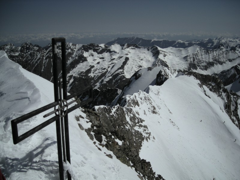 croix du sommet : la statue de la madone est sous la neige - Vue sur les balcons