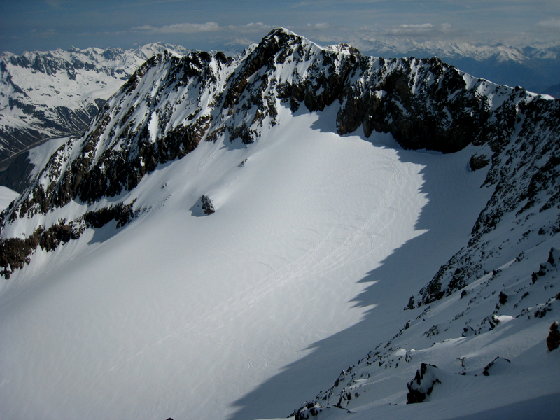 #8 Cimes de la Barbarate : on aperçoit les traces des aéronefs qui se posent sur le glacier avant de faire demi-tour et redécoller Cimes de la Barbarate : on aperçoit les traces des aéronefs qui se posent sur le glacier avant de faire demi-tour et redécoller