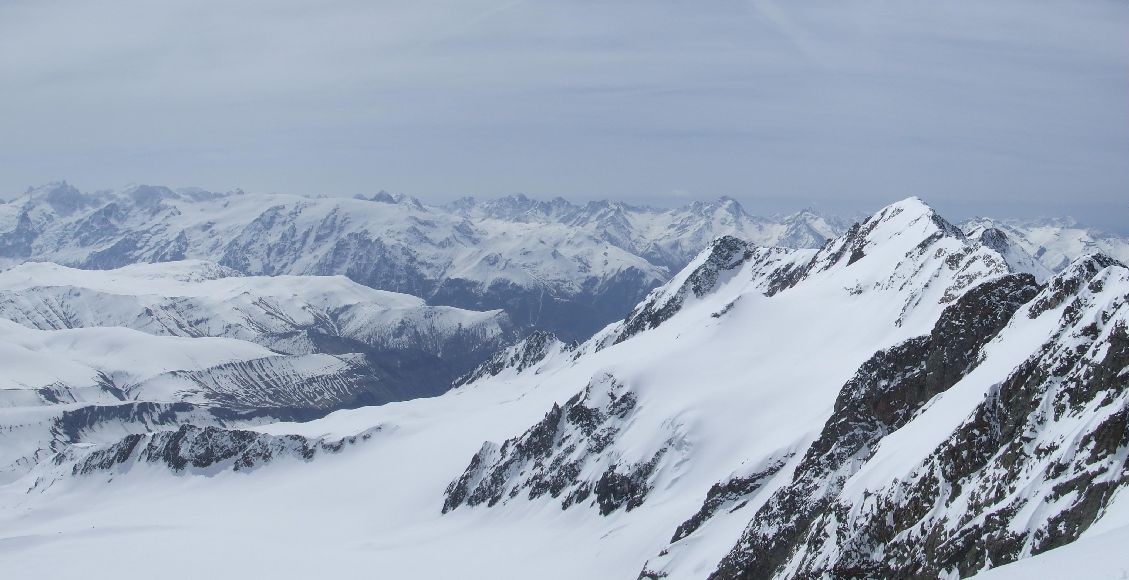 #1 vu sur le pic bayle : il reste des traces à poser en délicatesse sur ces belles pentes vu sur le pic bayle : il reste des traces à poser en délicatesse sur ces belles pentes