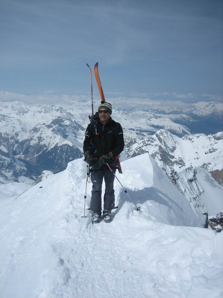 Arrivée au sommet : Pas simple de garder l'équilibre avec la prise au vent des skis.