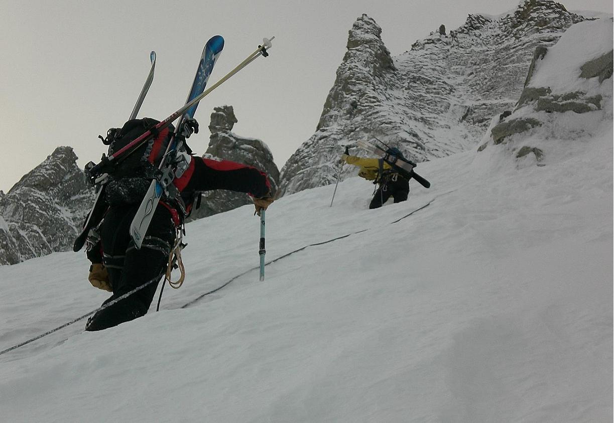 #1 La rimaye : complétement remplie par la neige,
ça va pas trop mal a passer !! La rimaye : complétement remplie par la neige,
ça va pas trop mal a passer !!