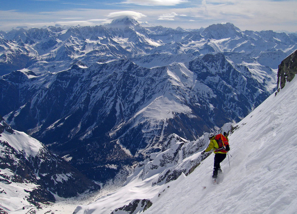 Aiguille de l'Amône : Au sommet de la face NE sur fond d'Alpes Valaisannes