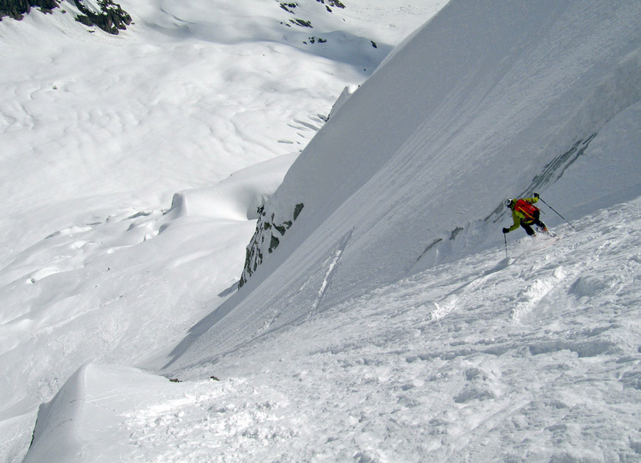 #5 Aiguille de l Aiguille de l'Amône : Le couloir de sortie de la face. Un des skieurs précédents a voulu tester la belle poudreuse en rive droite...
