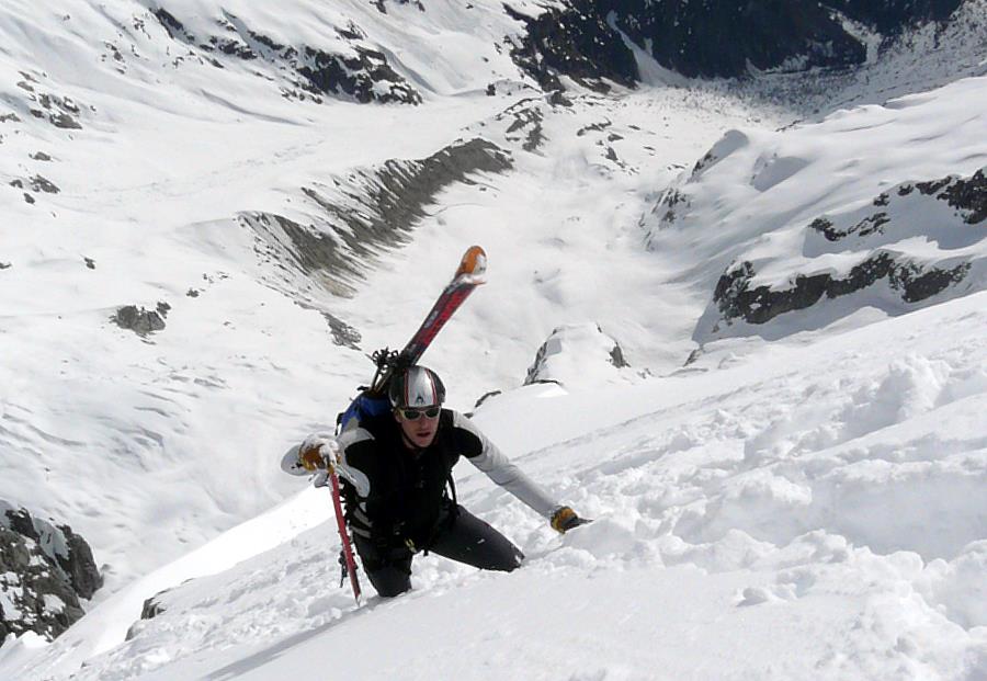 #12 Aiguille de l Aiguille de l'Amône : Franck arrivant au sommet