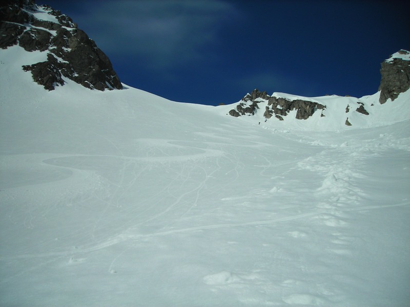 #4 Descente sous le col : Par prudence, nous sommes restés un peu plus bas que le col car la neige sur la pente à gauche n Descente sous le col : Par prudence, nous sommes restés un peu plus bas que le col car la neige sur la pente à gauche n'était pas nette.
Bonne descente cependant, sans souci.