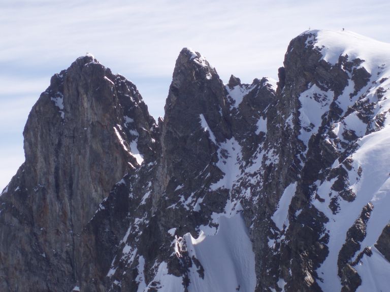 #5 Croix de belledonne : grand Pic, pic central et la croix : la personne au sommet de la croix ne se rend sûrement pas compte à quel point sa situation est aérienne !
Au sommet du grand pic il y a aussi deux personnes : Nicolas Mossière et son coéqui Croix de belledonne : grand Pic, pic central et la croix : la personne au sommet de la croix ne se rend sûrement pas compte à quel point sa situation est aérienne !
Au sommet du grand pic il y a aussi deux personnes : Nicolas Mossière et son coéqui