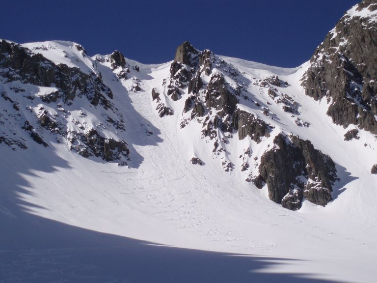 #6 couloirs des rochers rouges : On ne voit pas vraiment comment on est entrés là dedans ! Pourtant la porte secrète est en haut à droite du couloir sur la photo !
Quant au couloir de droite sur la photo, sa corniche est très surplombante ! couloirs des rochers rouges : On ne voit pas vraiment comment on est entrés là dedans ! Pourtant la porte secrète est en haut à droite du couloir sur la photo !
Quant au couloir de droite sur la photo, sa corniche est très surplombante !