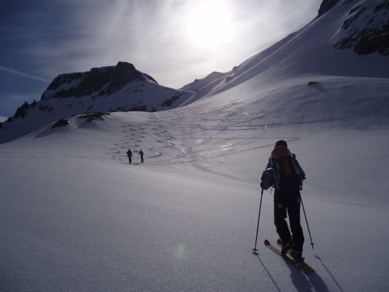 #4 Montée aux rochers rouges : On s Montée aux rochers rouges : On s'apprête à quitter le plat des lacs du Doménon. L'accroche de la neige est excellente (couteaux inutiles !)