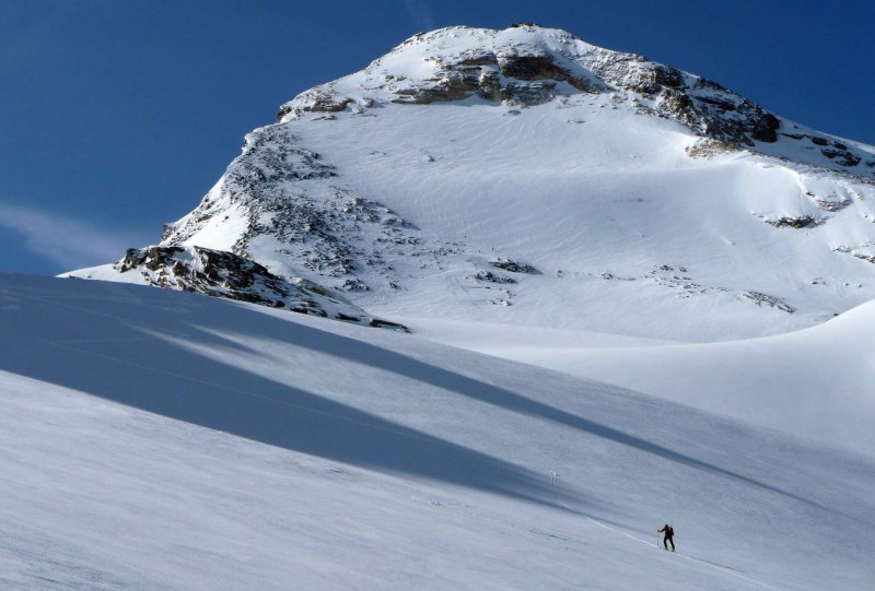 C'est parti : Tout énervé, Joe se lance à l'assaut de la Face Nord. Cinq personnes sont passées par le col, à gauche, et sont déjà dans le bas de la face (3 sont déjà à droite de la zone "caillouteuse")