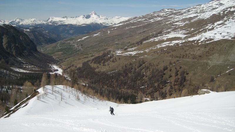 Descente sur St Véran : Le contraste des couleurs nous en met plein la vue.