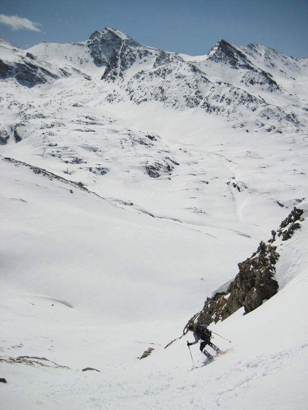 Descente n°1 : Un joli passage face au Mont Salsa et au Bric de Rubren. Euh, vous êtes sûr qu'on va tout là-bas ??