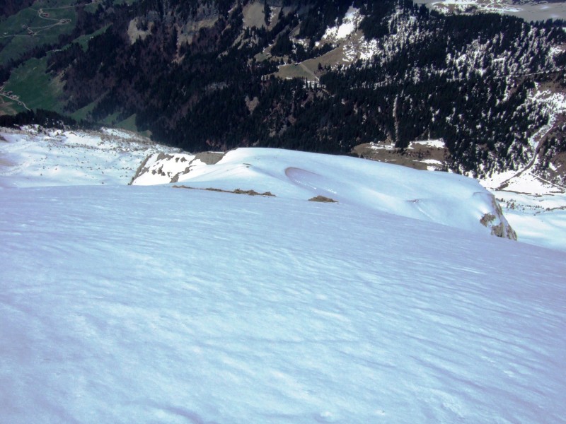 #4 Chombas Pré aux chèvres : le Pré aux chèvres:une belle croupe suspendue entourée de falaises Chombas Pré aux chèvres : le Pré aux chèvres:une belle croupe suspendue entourée de falaises