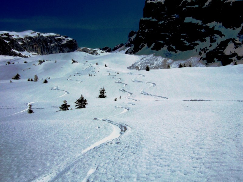 #7 Chombas Pré aux chèvres : combe de Chombas,encore bien enneigée à 1700m Chombas Pré aux chèvres : combe de Chombas,encore bien enneigée à 1700m