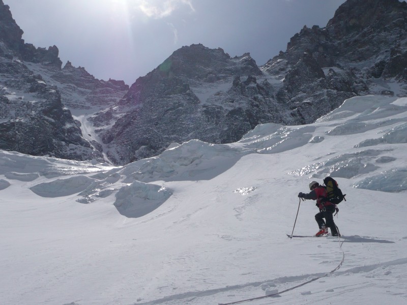 #6 Col du glacier Noir : Gilles chemine dans les séracs au pied du couloir Col du glacier Noir : Gilles chemine dans les séracs au pied du couloir