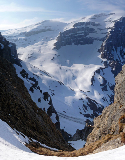 #5 Chapeau Gaspard : L Chapeau Gaspard : L'envers du col 2330m, vue sur Monthieu et le Colonney.
