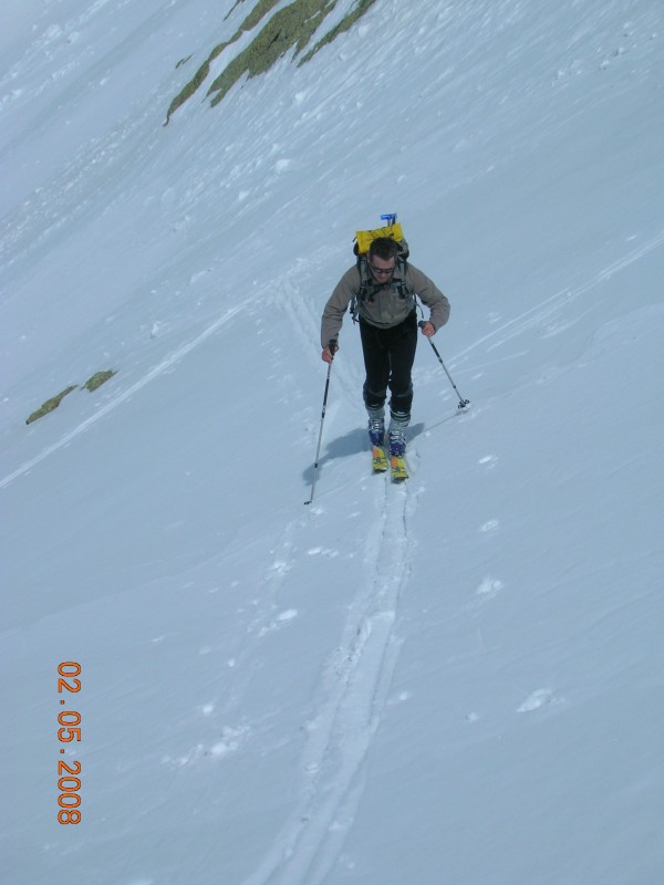 #13 vallon raide du fenestrelle : olive en pleine action,dans la montée un peu tendue du col de fenestrelle ,le couloir n vallon raide du fenestrelle : olive en pleine action,dans la montée un peu tendue du col de fenestrelle ,le couloir n'ayant pas purgé sur sa totalite ,gla gla .