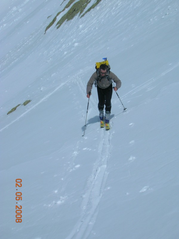 vallon raide du fenestrelle : olive en pleine action,dans la montée un peu tendue du col de fenestrelle ,le couloir n'ayant pas purgé sur sa totalite ,gla gla .