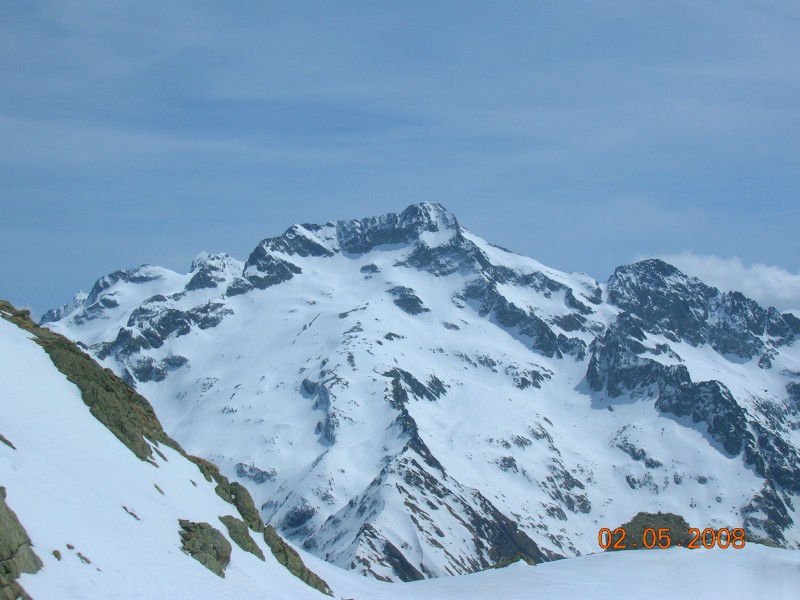 massif du gelas ,cote italien : le gelas ,vu de là c'est autre chose ,avec son couloir des italien a gauche avec 2 petits ressauts a passer pour le descendre,whaou ya du gaz !