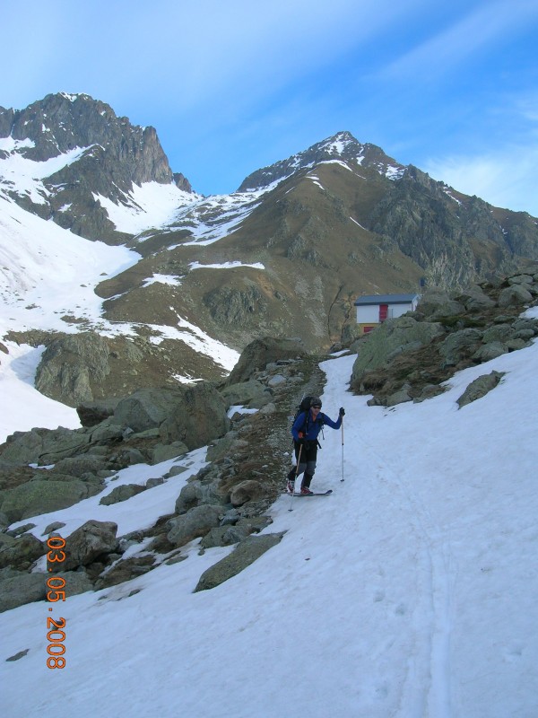 #1 nico au depart du refuge soria : depart un peu tard ,8h,du refuge Soria Ellena ,mais la journée sera belle et chaude. nico au depart du refuge soria : depart un peu tard ,8h,du refuge Soria Ellena ,mais la journée sera belle et chaude.