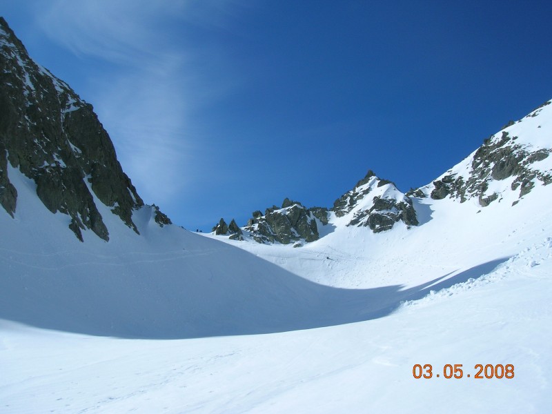 col des fenestres cote italien : col des fensetres ,on distingue a peine la cheminée de l'ancien fort sous le sommet ,quelle accumulation de neige cette année pour un 3 mai