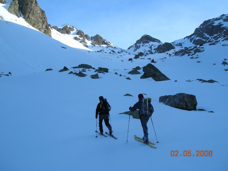 #7 vallon des Erps 2100m : enfin les skis au pieds dans le vallon des erps ,olive et nico vallon des Erps 2100m : enfin les skis au pieds dans le vallon des erps ,olive et nico