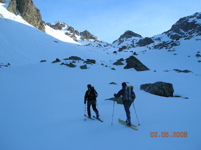 vallon des Erps 2100m : enfin les skis au pieds dans le vallon des erps ,olive et nico