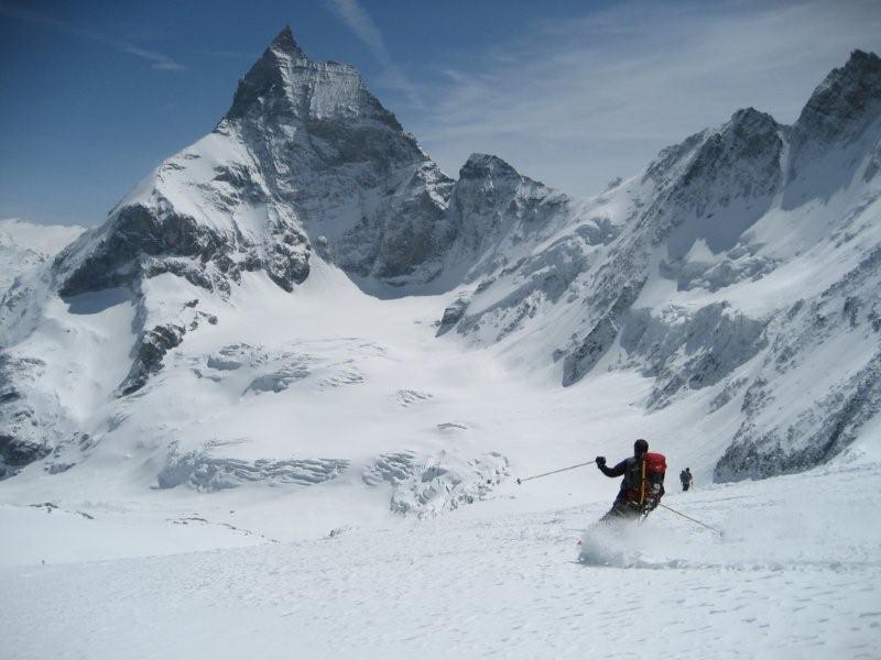 #1 Le Cervin : descente devant un fond d Le Cervin : descente devant un fond d'écran grandeur nature