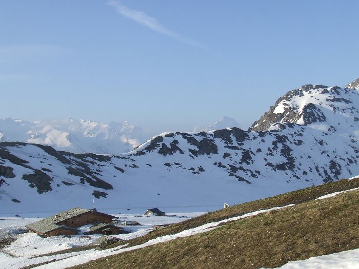 #6 cabane : Cabane de Sarenne, bien occupée. Dommage que ce magnifique chalet soit si mal entouré. cabane : Cabane de Sarenne, bien occupée. Dommage que ce magnifique chalet soit si mal entouré.